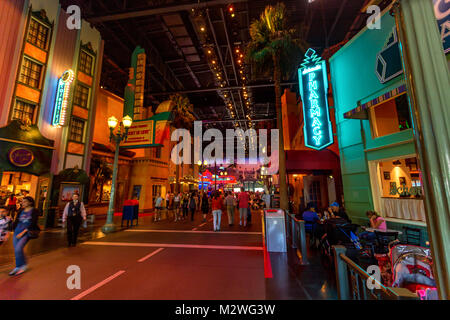 PARIS, Frankreich, 11. JUNI 2014: Vergnügungspark Disneyland in Abend Stockfoto