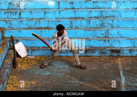 BENTOTA, SRI LANKA - ca. Dezember 2016: Sri Lankan Mann spielt Cricket Stockfoto