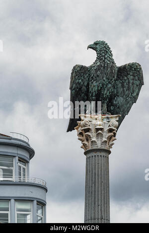 Plaza de Santo Domingo, Lugo, einen Adler in geschmolzenem Brocade machte den zweiten Jahrtausend der Gründung durch die Römer Lugo, Galizien, Spanien zu feiern. Stockfoto
