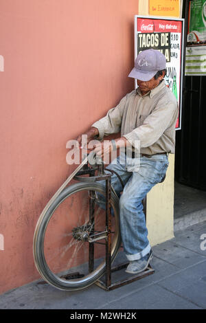 Oaxaca, Mexiko - März 7., 2012: Mann schleifen Messer auf einer Straße in Oaxaca, Mexiko Stockfoto