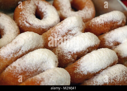 Close up viele frische Ring Donuts mit Zucker Pulver in Einzelhandel, hohen Winkel Seitenansicht Stockfoto