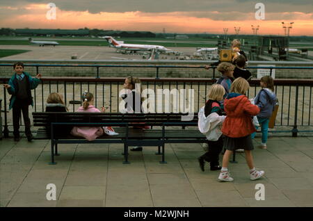 AJAXNETPHOTO. 1992. MANCHESTER, England. - Am Flughafen - EINE GRUPPE VON KINDERN beobachtet. Foto: Jonathan Eastland/AJAX REF: 71507 071 Stockfoto