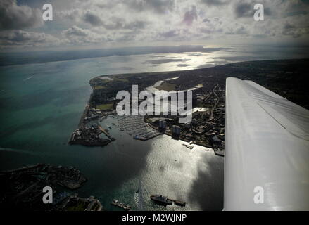 AJAXNETPHOTO. 24. AUGUST 2011. PORTSMOUTH, England. - Den SOLENT - BLICK NACH WESTEN ÜBER EINE GLITZERNDE SOLENT. Der Eingang zu PORTSMOUTH HARBOUR IM VORDERGRUND UNTEN LINKS. Foto; Jonathan Eastland/AJAX REF: R 110709 2129 Stockfoto