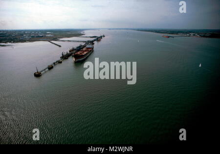 AJAXNETPHOTO. SOUTHAMPTON, England. - Wasserstraße - SOUTHAMPTON WASSER MIT FAWLEY ÖLRAFFINERIE AUF DER LINKEN SEITE. Foto: Jonathan Eastland/AJAX REF: 71507 038 Stockfoto