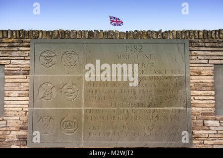 Friedhof Platte, San Carlos, Falkland Inseln mit Union Flagge Stockfoto