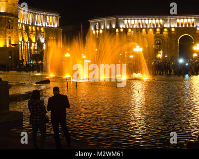 Der Platz der Republik in Eriwan Armenien in der Nacht mit einem musikalischen Fontäne, auch als Springbrunnen mit wechselnden Licht und Wasser Stockfoto