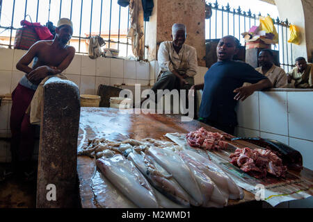 STONE Town, Sansibar - Januar 9, 2015: Verkaufen Sie Meeresfrüchte im Fischmarkt Stockfoto