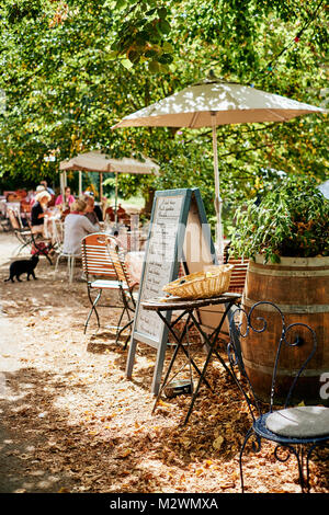 Alfresco Lunch stop in St. Leon sur Vezere in der Dordogne Frankreich Stockfoto