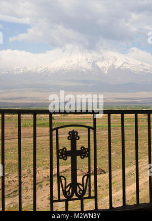 Blick auf den Berg Ararat in der Türkei von der armenischen Seite der Grenze im Kloster Khor Virap, Geländer mit schmiedeeisernen Kreuz Stockfoto