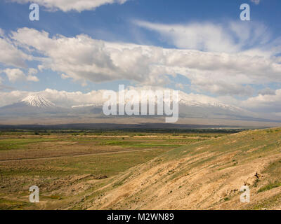 Felder auf der armenisch-türkischen Grenze mit dem Berg Ararat im Hintergrund, aus dem das Kloster Khor Virap genommen Stockfoto