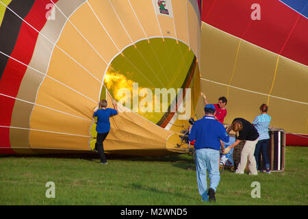 Propan Brenner erwärmt die Luft für Heißluft-Ballon, Mosel Heißluft-Ballon Festival, Trier-Foehren, Foehren, Rheinland-Pfalz, Deutschland, Europa Stockfoto