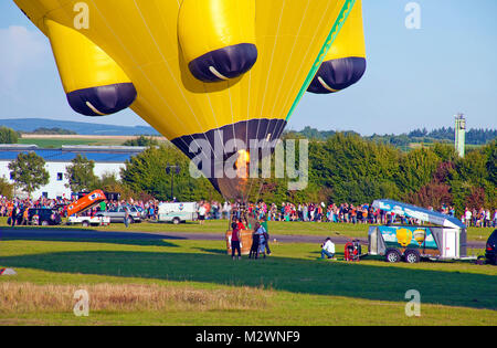 Propan Brenner erwärmt die Luft für Heißluft-Ballon, Mosel Heißluft-Ballon Festival, Trier-Foehren, Foehren, Rheinland-Pfalz, Deutschland, Europa Stockfoto