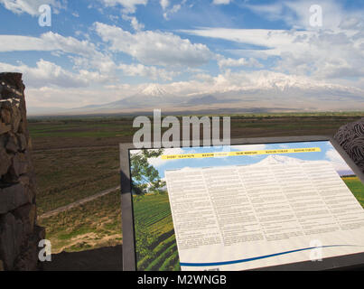 Informationen über den Berg Ararat, die von der Aussicht auf die Berge und der Kleine Ararat an der das Kloster Khor Virap in Armenien eingestellt Stockfoto