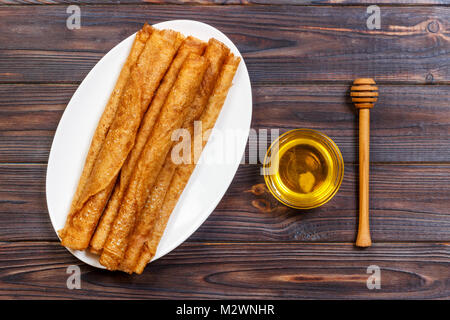 Heißen Pfannkuchen mit Ahornsirup bestreut. Du gutes Frühstück. nach oben anzeigen. Stockfoto