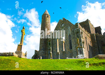 Der Rock Of Cashel in Irland mit Kreuz Stockfoto