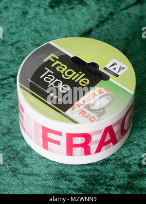 Rolle der Klebende Fragile Packband Stockfoto