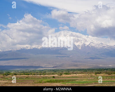 Felder auf der armenisch-türkischen Grenze mit dem Berg Ararat im Hintergrund, aus dem das Kloster Khor Virap genommen Stockfoto