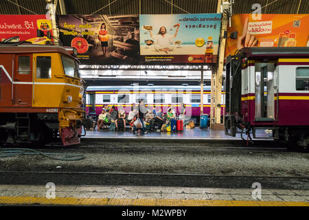 Die Bahnsteige im Bahnhof Hualamphong in Bangkok. Stockfoto