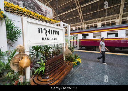 Die Bahnsteige im Bahnhof Hualamphong in Bangkok. Stockfoto