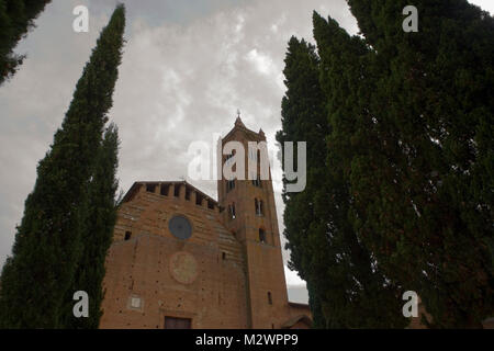 Die riesigen Backstein Kirche Santa Maria dei Servi, Piazza Manzoni, Valdimontone, Siena, Toskana, Italien Stockfoto