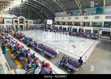 Der Warteraum der Hualamphong Bahnhofs in Bangkok. Stockfoto