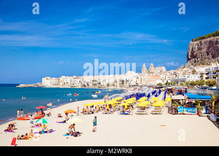 CEFALU, Sizilien - SEP 16,2014: Nicht identifizierte Personen am Sandstrand in Cefalu, Sizilien, Italien am 16.September 2014. Cefalu ist eine attraktive Altstadt und See Stockfoto