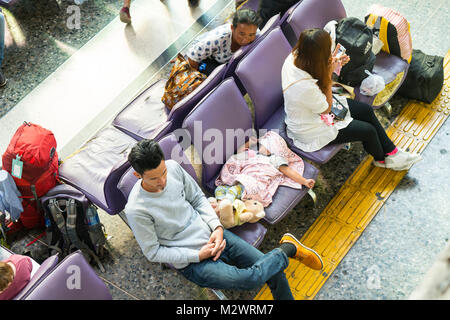 Der Warteraum der Hualamphong Bahnhofs in Bangkok. Stockfoto