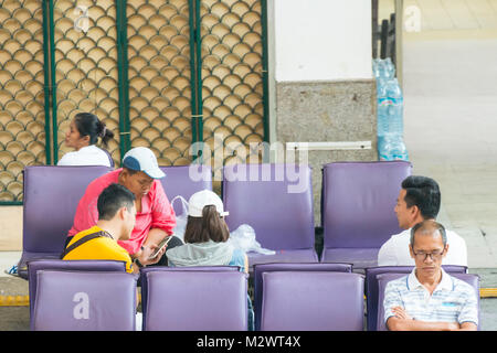 Der Warteraum der Hualamphong Bahnhofs in Bangkok. Stockfoto