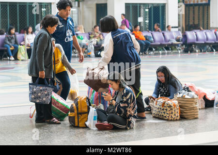 Der Warteraum der Hualamphong Bahnhofs in Bangkok. Stockfoto