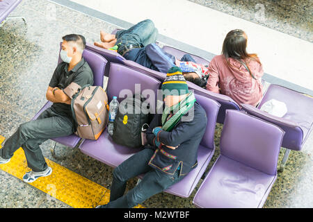 Der Warteraum der Hualamphong Bahnhofs in Bangkok. Stockfoto