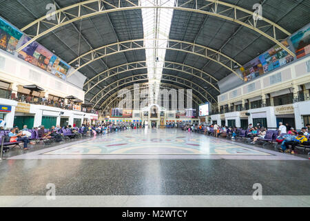 Der Warteraum der Hualamphong Bahnhofs in Bangkok. Stockfoto