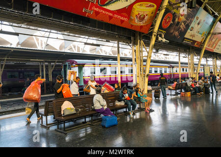 Die Bahnsteige im Bahnhof Hualamphong in Bangkok. Stockfoto