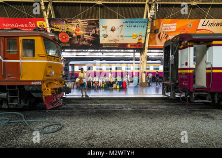 Die Bahnsteige im Bahnhof Hualamphong in Bangkok. Stockfoto