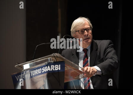 Pomigliano D'Arco, Italien. 06 Feb, 2018. Vittorio Sgarbi, berühmte italienische Kunstkritiker, Schriftsteller, Dozent und Politiker, trifft die Bürgerinnen und Bürger in Pomigliano d'Arco (NA) anlässlich der Eröffnung der Wahlkampagne. Credit: Giuseppe Ricciardiello/Pacific Press/Alamy leben Nachrichten Stockfoto