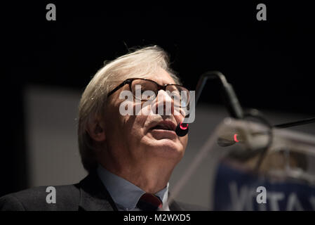 Pomigliano D'Arco, Italien. 06 Feb, 2018. Vittorio Sgarbi, berühmte italienische Kunstkritiker, Schriftsteller, Dozent und Politiker, trifft die Bürgerinnen und Bürger in Pomigliano d'Arco (NA) anlässlich der Eröffnung der Wahlkampagne. Credit: Giuseppe Ricciardiello/Pacific Press/Alamy leben Nachrichten Stockfoto