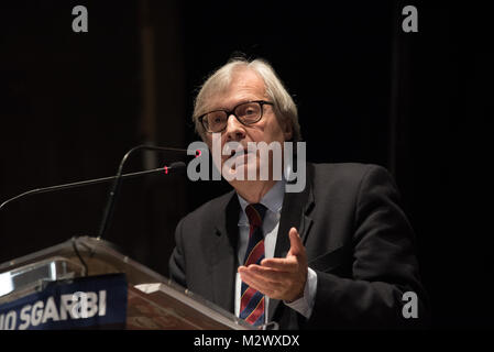 Pomigliano D'Arco, Italien. 06 Feb, 2018. Vittorio Sgarbi, berühmte italienische Kunstkritiker, Schriftsteller, Dozent und Politiker, trifft die Bürgerinnen und Bürger in Pomigliano d'Arco (NA) anlässlich der Eröffnung der Wahlkampagne. Credit: Giuseppe Ricciardiello/Pacific Press/Alamy leben Nachrichten Stockfoto