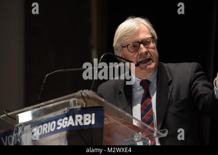 Pomigliano D'Arco, Italien. 06 Feb, 2018. Vittorio Sgarbi, berühmte italienische Kunstkritiker, Schriftsteller, Dozent und Politiker, trifft die Bürgerinnen und Bürger in Pomigliano d'Arco (NA) anlässlich der Eröffnung der Wahlkampagne. Credit: Giuseppe Ricciardiello/Pacific Press/Alamy leben Nachrichten Stockfoto