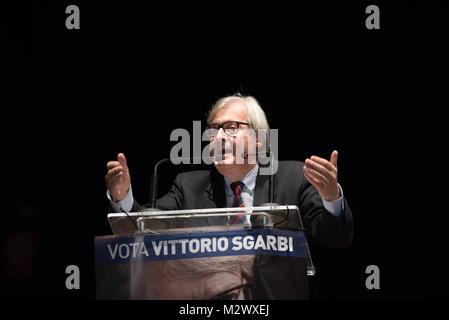 Pomigliano D'Arco, Italien. 06 Feb, 2018. Vittorio Sgarbi, berühmte italienische Kunstkritiker, Schriftsteller, Dozent und Politiker, trifft die Bürgerinnen und Bürger in Pomigliano d'Arco (NA) anlässlich der Eröffnung der Wahlkampagne. Credit: Giuseppe Ricciardiello/Pacific Press/Alamy leben Nachrichten Stockfoto