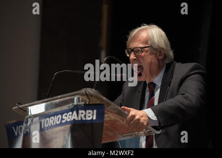 Pomigliano D'Arco, Italien. 06 Feb, 2018. Vittorio Sgarbi, berühmte italienische Kunstkritiker, Schriftsteller, Dozent und Politiker, trifft die Bürgerinnen und Bürger in Pomigliano d'Arco (NA) anlässlich der Eröffnung der Wahlkampagne. Credit: Giuseppe Ricciardiello/Pacific Press/Alamy leben Nachrichten Stockfoto