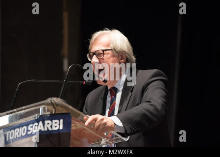 Pomigliano D'Arco, Italien. 06 Feb, 2018. Vittorio Sgarbi, berühmte italienische Kunstkritiker, Schriftsteller, Dozent und Politiker, trifft die Bürgerinnen und Bürger in Pomigliano d'Arco (NA) anlässlich der Eröffnung der Wahlkampagne. Credit: Giuseppe Ricciardiello/Pacific Press/Alamy leben Nachrichten Stockfoto