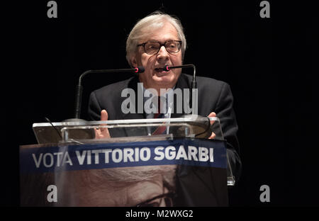 Pomigliano D'Arco, Italien. 06 Feb, 2018. Vittorio Sgarbi, berühmte italienische Kunstkritiker, Schriftsteller, Dozent und Politiker, trifft die Bürgerinnen und Bürger in Pomigliano d'Arco (NA) anlässlich der Eröffnung der Wahlkampagne. Credit: Giuseppe Ricciardiello/Pacific Press/Alamy leben Nachrichten Stockfoto