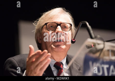 Pomigliano D'Arco, Italien. 06 Feb, 2018. Vittorio Sgarbi, berühmte italienische Kunstkritiker, Schriftsteller, Dozent und Politiker, trifft die Bürgerinnen und Bürger in Pomigliano d'Arco (NA) anlässlich der Eröffnung der Wahlkampagne. Credit: Giuseppe Ricciardiello/Pacific Press/Alamy leben Nachrichten Stockfoto