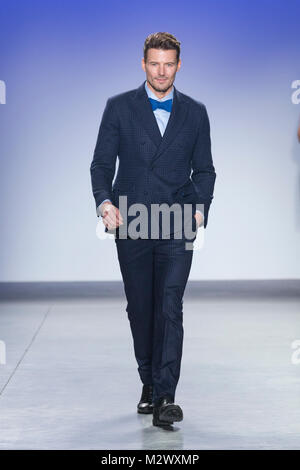 New York, Vereinigte Staaten. 07 Feb, 2018. Alex Lundqvist tragen Jacke von Stephen Ferber Spaziergänge Landebahn für blaue Jacke Fashion Show Prostatakrebs-grundlage am Pier 59 Credit: Lev Radin/Pacific Press/Alamy Leben Nachrichten zu profitieren Stockfoto
