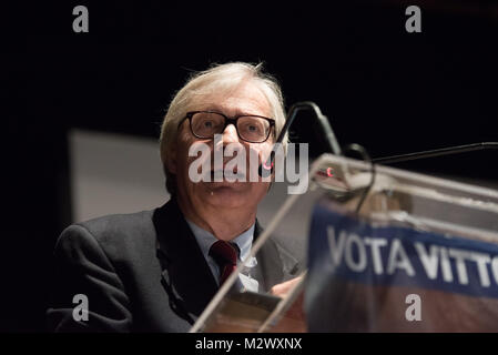 Pomigliano D'Arco, Italien. 06 Feb, 2018. Vittorio Sgarbi, berühmte italienische Kunstkritiker, Schriftsteller, Dozent und Politiker, trifft die Bürgerinnen und Bürger in Pomigliano d'Arco (NA) anlässlich der Eröffnung der Wahlkampagne. Credit: Giuseppe Ricciardiello/Pacific Press/Alamy leben Nachrichten Stockfoto