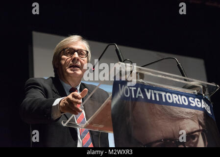 Pomigliano D'Arco, Italien. 06 Feb, 2018. Vittorio Sgarbi, berühmte italienische Kunstkritiker, Schriftsteller, Dozent und Politiker, trifft die Bürgerinnen und Bürger in Pomigliano d'Arco (NA) anlässlich der Eröffnung der Wahlkampagne. Credit: Giuseppe Ricciardiello/Pacific Press/Alamy leben Nachrichten Stockfoto