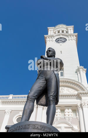 Singapur Asien Februar 8, 2018 Statue von Sir Stamford Raffles unter dem Glockenturm der Victoria Theatre Stockfoto