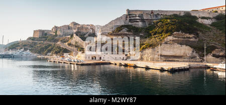 Bonifacio. Panoramablick auf die Landschaft in Morgen, Stadt auf Bergigen Mittelmeerinsel Korsika, Corse-du-Sud, Frankreich Stockfoto