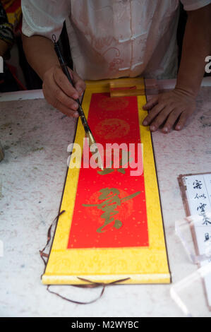 03.02.2018, Singapur, Republik Singapur, Asien - ein Shop im Singapur Chinatown verkauft handgemalte Kalligraphie Banner. Stockfoto