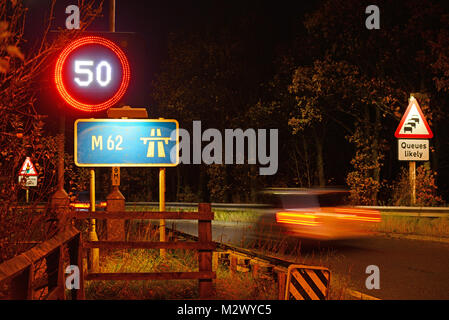 Reduzierte 50 mph Höchstgeschwindigkeit Warnschild auf der Autobahn M62 bei Nacht Leeds yorkshire United Kingdom Stockfoto