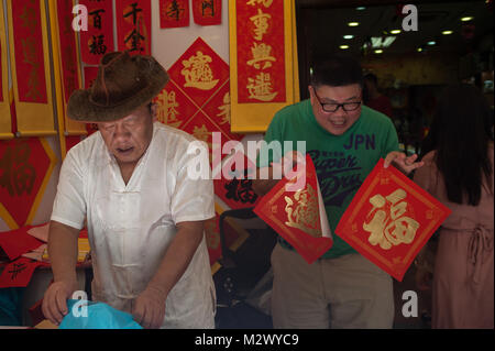 03.02.2018, Singapur, Republik Singapur, Asien - ein Shop im Singapur Chinatown verkauft handgemalte Kalligraphie Banner. Stockfoto